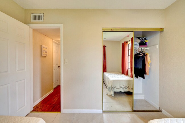 Building Photo - 141 SE Serenata Ct