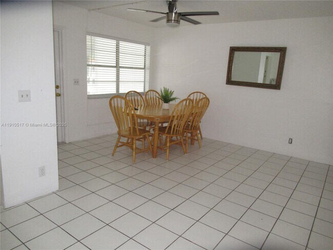 Building Photo - 581 Blue Heron Dr