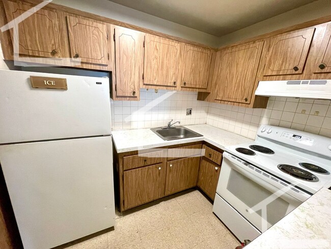 Building Photo - Nice large 2 bed available now!