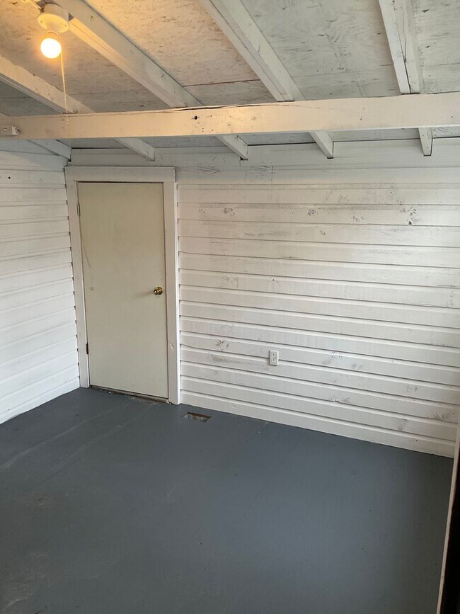 Building Photo - Move In Special Offered! PRICE REDUCED!