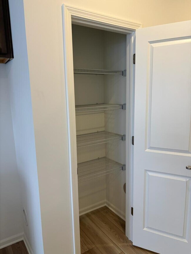 Building Photo - 450 Hathaway Ln