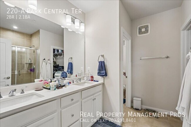 Building Photo - 220 Park Central Ter