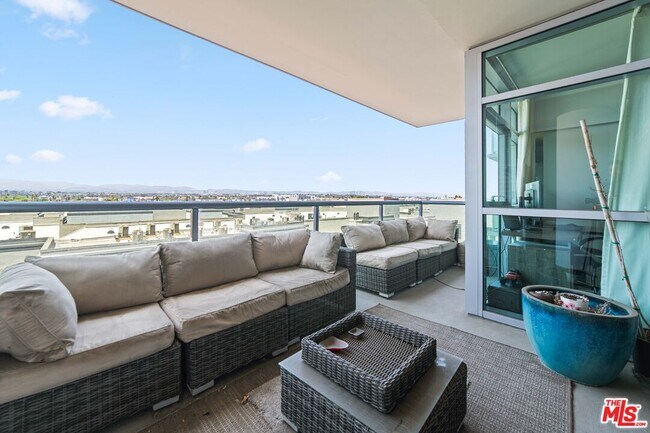 Building Photo - 13700 Marina Pointe Dr