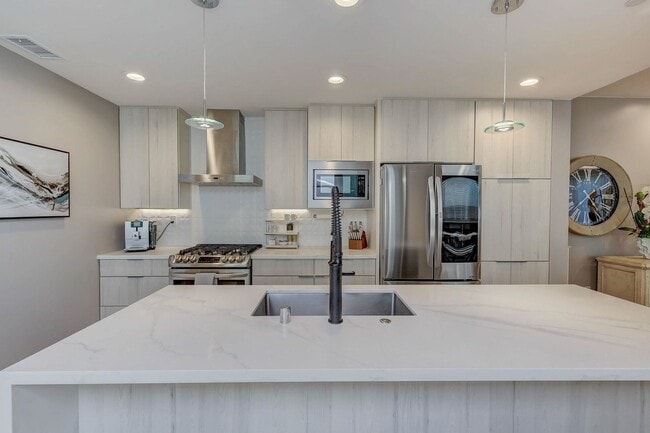 Building Photo - Available Modern Long Term Unfurnished hom...