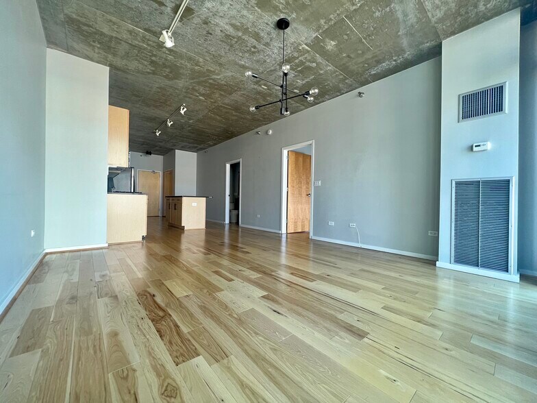 Building Photo - 321 S Sangamon St