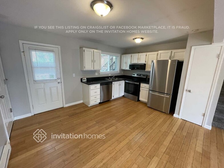 Building Photo - 9870 Steele St