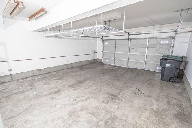 Building Photo - Bridgeport 3 Bedroom Townhome in Valencia!