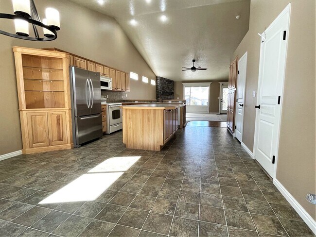 Building Photo - Beautiful 2 bed 2 bath home in the Woodbridge Subdivision.