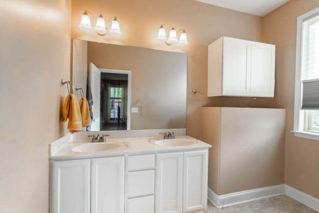 Building Photo - Fantastic Location & Price