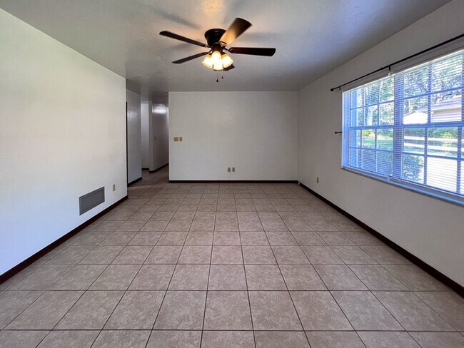 Building Photo - 3BR/2BA Pet Friendly Pool Home in McIntosh...