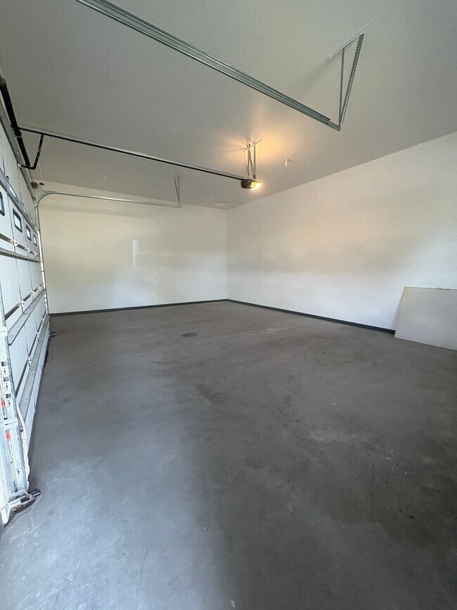 Building Photo - 4 bedroom, 2 bathroom Home off Spring Hill...