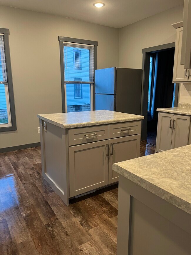 Building Photo - 532 Otter Ave