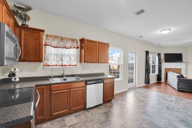 Building Photo - Like New Home for Rent in Hinesville!