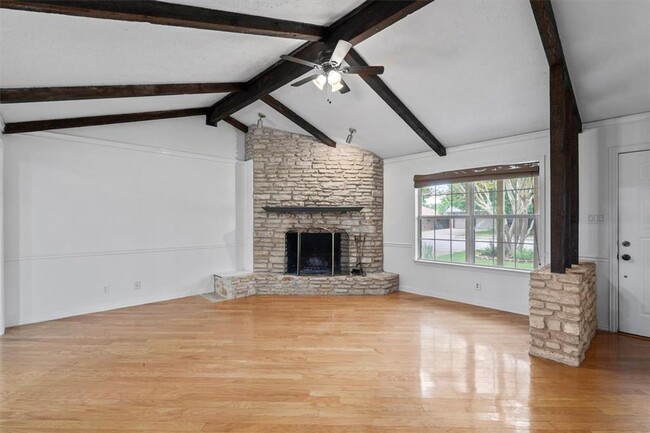 Building Photo - Perfectly Located Home Near Downtown Round...
