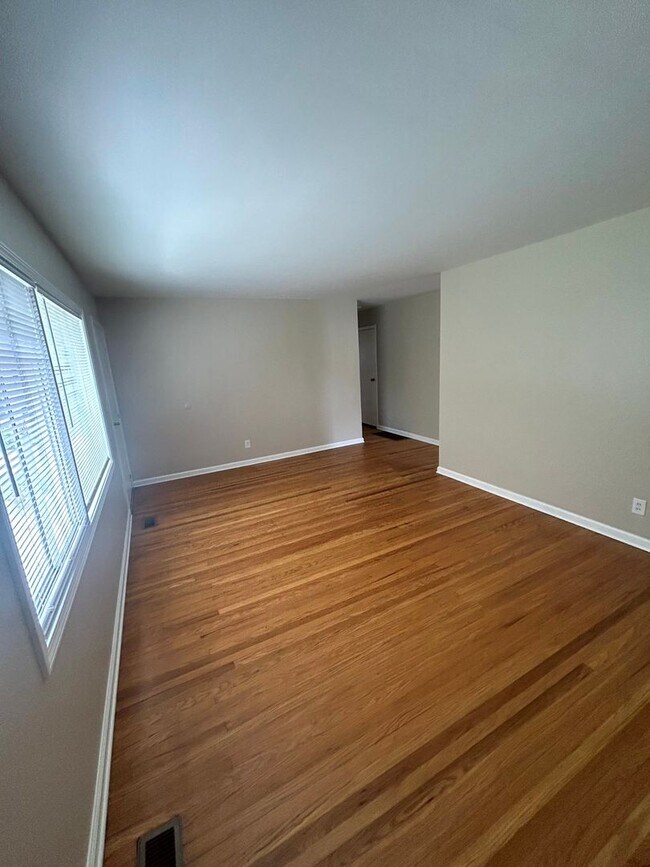 Building Photo - Beautiful 3-Bed Home in Prime Jeffersontown Location!