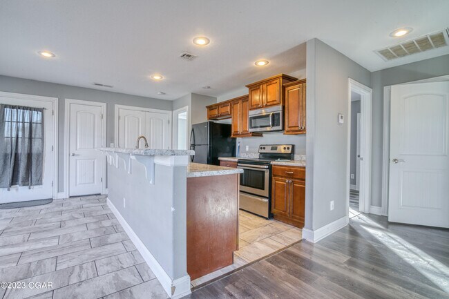 Building Photo - 2225 S Porter Ave