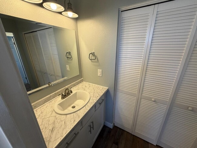 Building Photo - 65 E 600 S