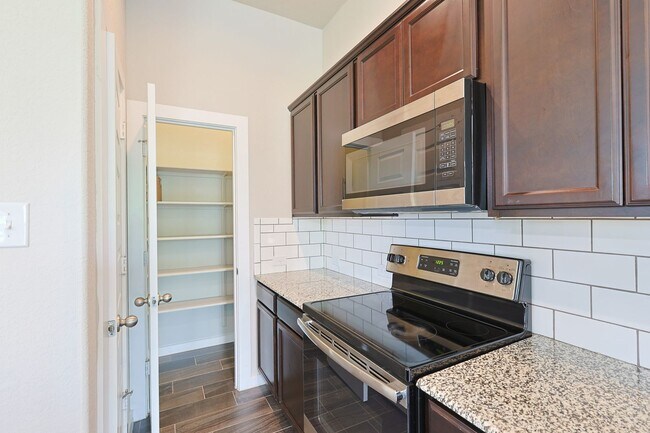 Building Photo - Large Modern Four Bedroom Duplex