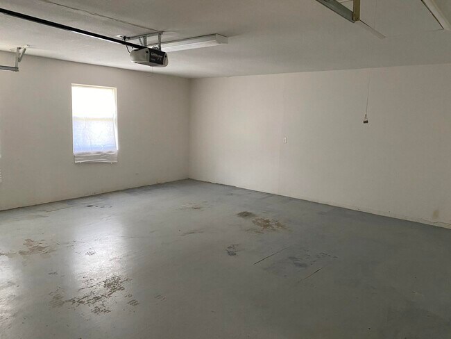 Building Photo - 956 Tulip Ln