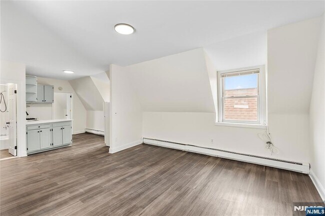 Building Photo - 676 Chestnut St