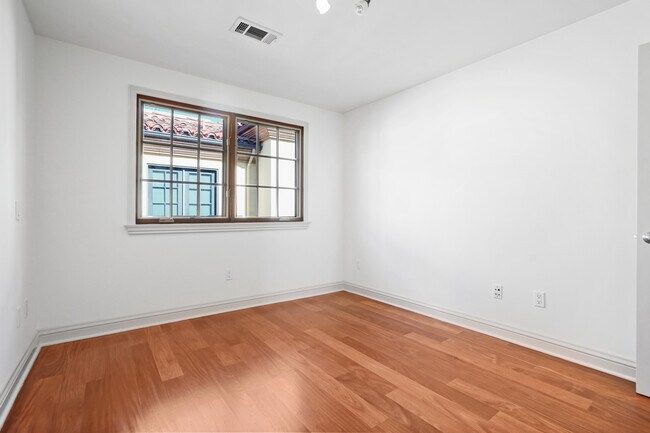 Building Photo - 985 N Michillinda Ave