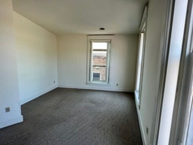 Building Photo - 1 Bedroom + Office Space in Emmaus