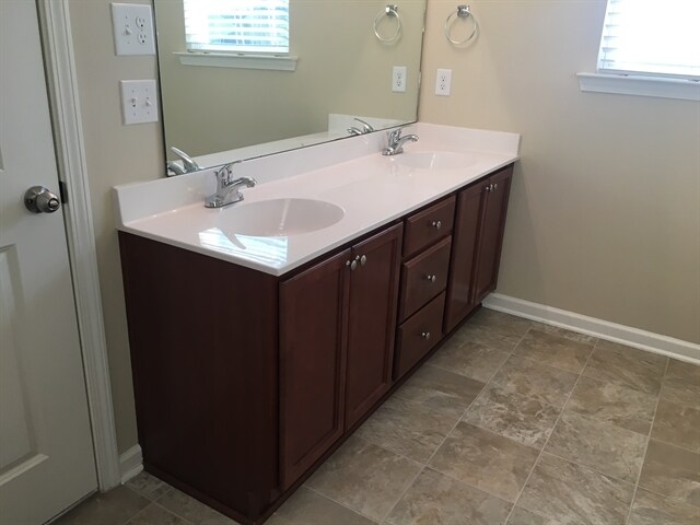 Building Photo - 715 Canyon Dr