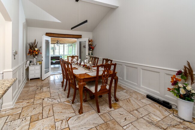 Building Photo - 230 Jacobs Creek Rd