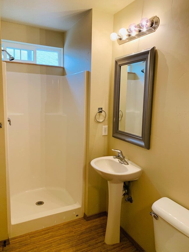 Building Photo - Amazing 3 Bed 2 Bath - Townhouse