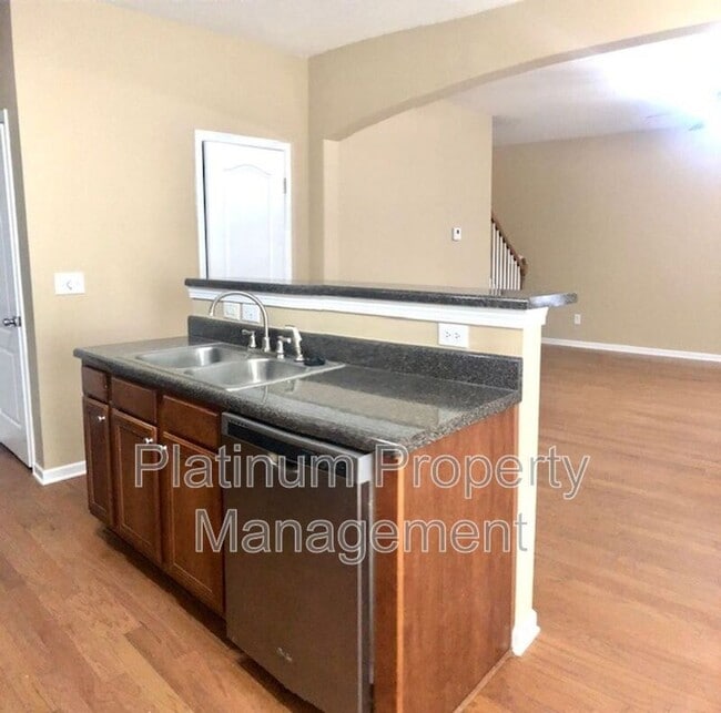 Building Photo - 6583 Silk Tree Pointe