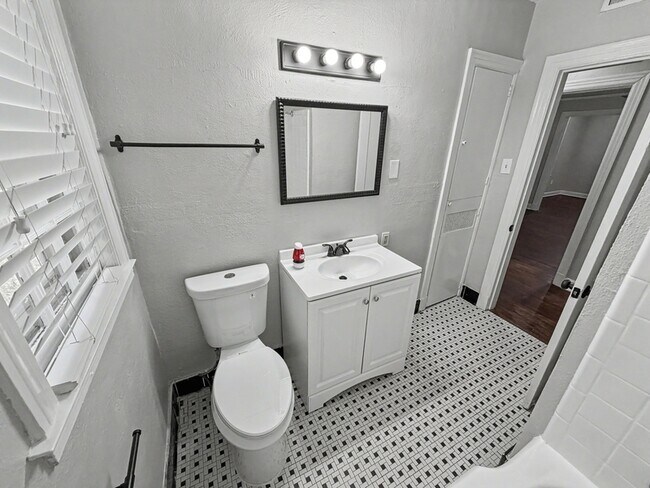 Building Photo - 987 Parkhaven Ln