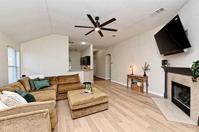 Building Photo - 220 Chandler Crossing Trail