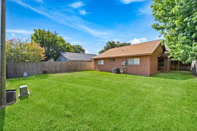 Building Photo - 9811 Mill Shadow Dr