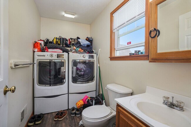 Building Photo - AVAILABLE NOW! 3 Bedroom, 1.5 Bath House in Grand Rapids