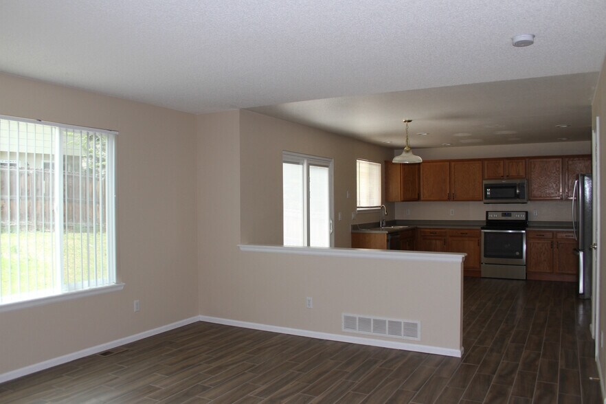 Main floor, wood-look tile floor - 3131 Goldeneye Pl