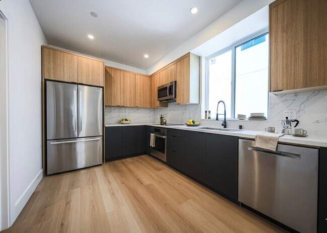 Building Photo - 1237 N Orange Dr