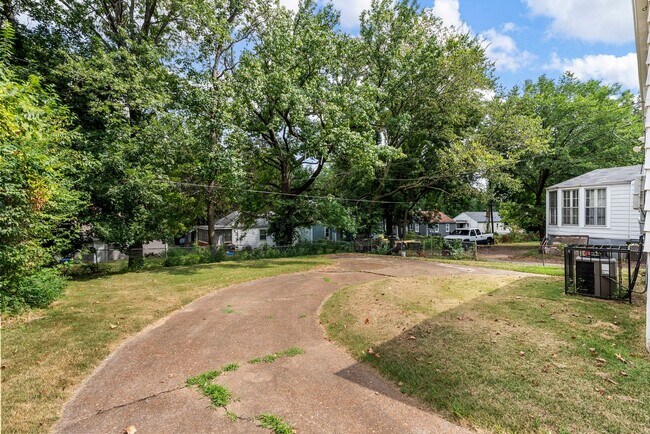 Building Photo - Charming Updated 2 Bed, 1 Bath Ranch – A H...