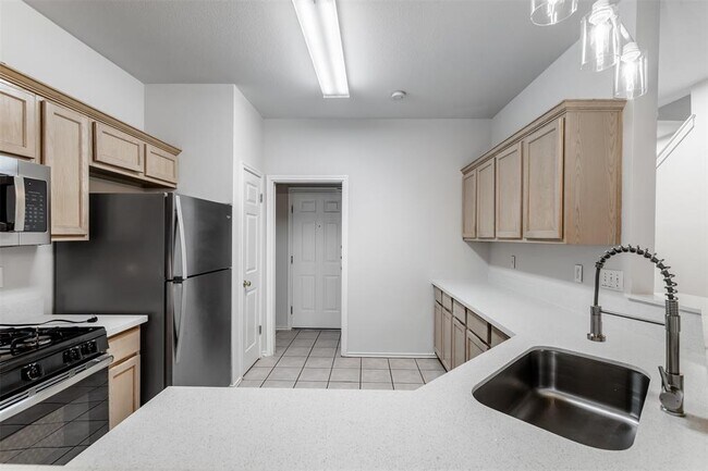 Building Photo - 2808 Kestrel Dr