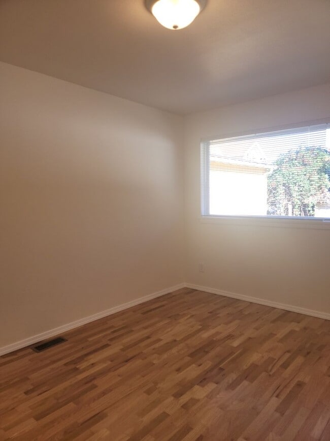 Building Photo - Loyal Heights/Ballard great fully remodele...
