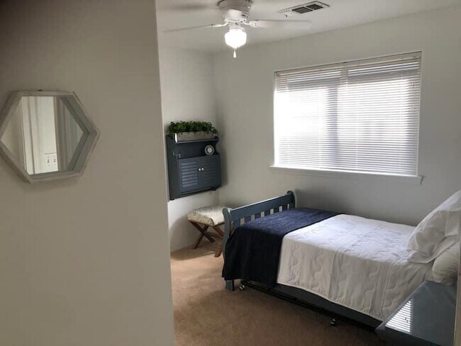 Building Photo - 525 Primrose Dr