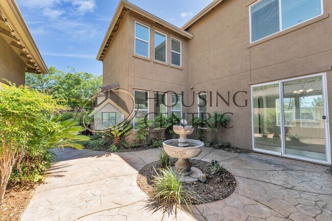 Building Photo - Beautiful Executive Home w/ Pool on 1/2 Ac...
