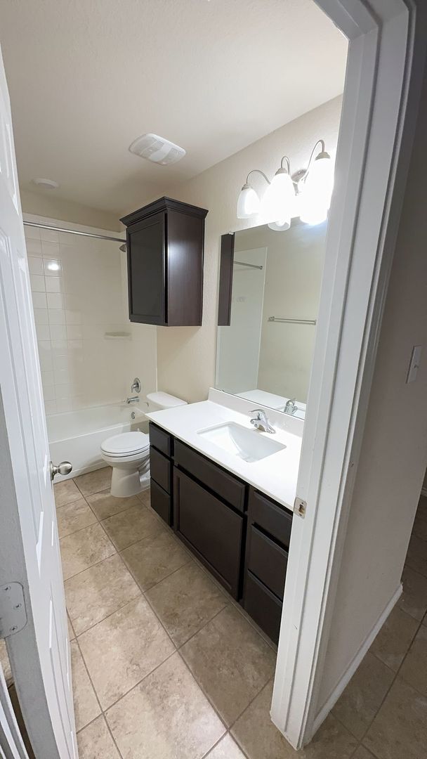 Building Photo - 4 bedroom 2 bathroom house! HOUSING ACCEPT...