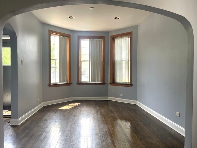 Building Photo - 546 N St Louis Ave
