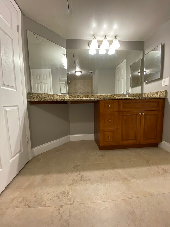 Building Photo - 2820 N Oakland Forest Dr