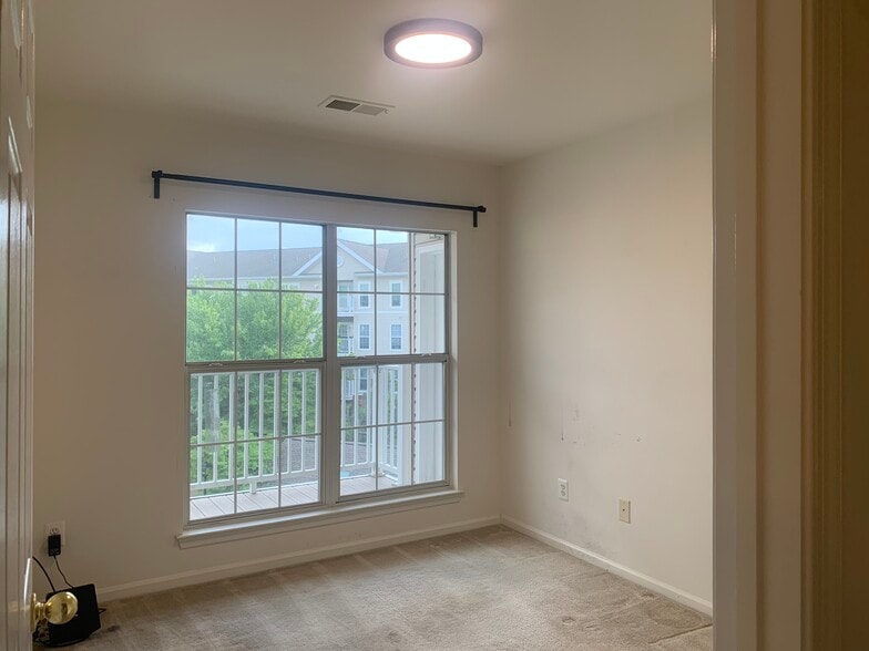 Building Photo - 7000 Falls Reach Dr