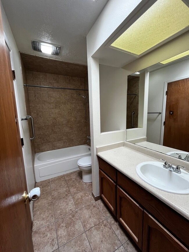 Building Photo - Spacious 3 bedroom 2 bath Home