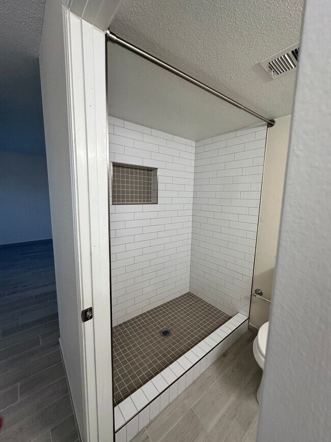 Building Photo - Stunning & Spacious 2 BR / 2.5 BA Townhome – Move-In Ready!