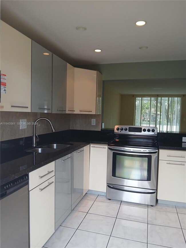 Building Photo - 5950 Del Lago Cir