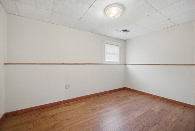 Building Photo - 4611 W Shore Dr