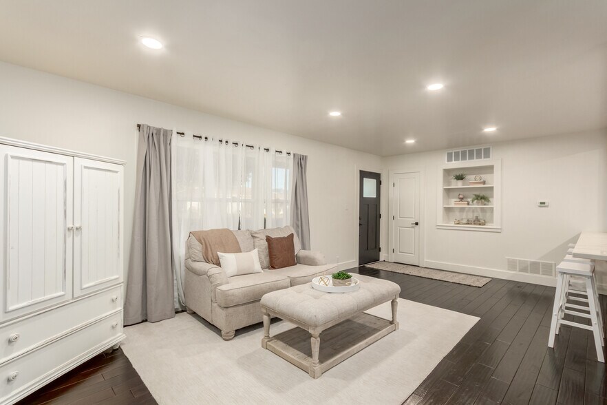 Building Photo - 1935 E Coolidge St